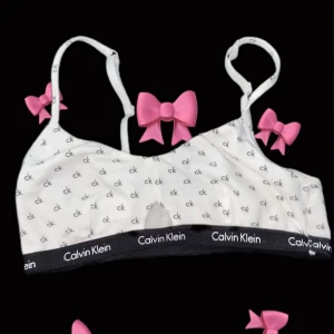 Calvin Klein topp - Säljer en snygg topp från Calvin Klein. Toppen har justerbara axelband och en elastisk kant med 'Calvin Klein' text, som ny i skicket🥰  Påse 5 (detta är bara för min del så jag vet vart jag lagt alla saker i) 