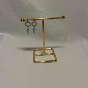 Örhängen  - Väldigt fina örhängen! Finns i silver och snart guld.  Köp för 99kr/st Eller 185kr/paret. Modell 135 Smyckes ställningen finns även att köpa för 299kr!