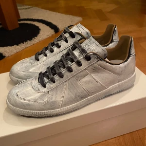 Masion Margiela - Tjena! Säljer nu dessa helt nya masion margiela som är otroligt feta, färgen är vit men crackar med tiden och blir svart som en del av modellen. Priset är inte hugget i sten så ställ gärna frågor, de passar strl 41