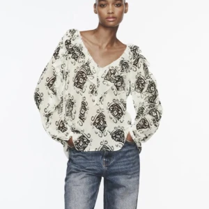 zara blus🤍 - Fin blus från zara i nytt skick.Den är i stl xs men är förstorare för mig.