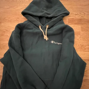 Champion hoodie  - Grön champion hoodie med repsnören. 