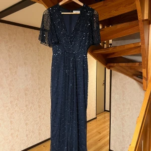 Klänning  - Storlek M 