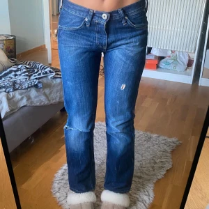Lågmidjade Levis jeans  - Jätte snygg passform, skulle säga straight/lite utsvängda. Köpta i Portugal Second hand, endast provade