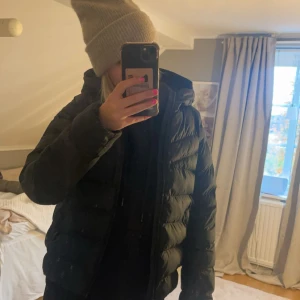 Nike jacka -  Säljer dina super fina Nike jackan då den inte passar mig längre. Den är i superbra skick +plus bra kvalitet❤️