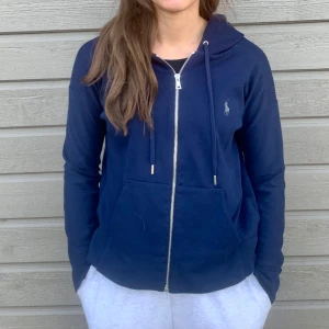 Polo Ralph Lauren Full Zip hoodie - Hej! Säljer en Polo Ralph Lauren Full Zip hoodie i nyskick. Inga defekter eller fläckar. Storlek S. Kan sänka priset vid snabb affär!