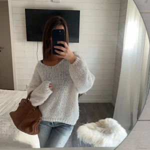 Vit stickad tröja - En jättesnygg vit stickad tröja med lite bredare hals🍁🍂 perfekt till hösten