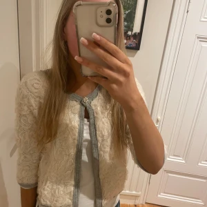 Bolero  - Intressekoll på denna ursnygga boleron som inte kommer till användning.  Köpte den second hand men har aldrig använt den. Boleron är i bra skick och har inga defekter. Är i storlek M men är liten i storleken. Bara att höra av dig för fler bilder. 