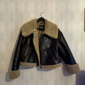 Bikerjacka str S - Bikerjacka med fuskpälsfoder från Zara , har använd 1 gån , så är i bra skick Ny pris 799kr