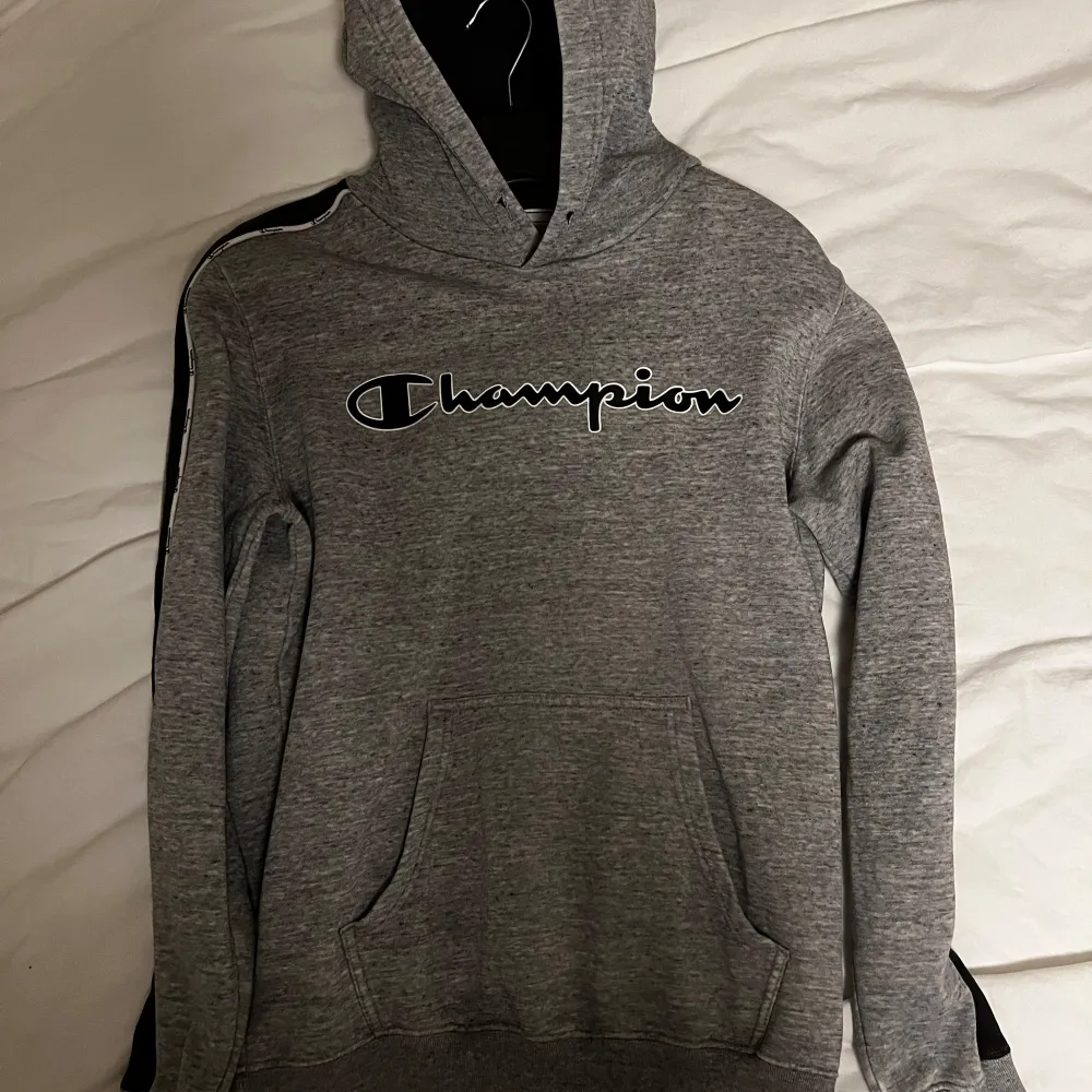 Säljer denna hoodie pga den är lite sliten vid händerna och ej har användning längre. Pris kan diskuteras. Hoodies.