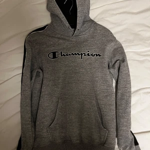 Champion hoodie  - Säljer denna hoodie pga den är lite sliten vid händerna och ej har användning längre. Pris kan diskuteras