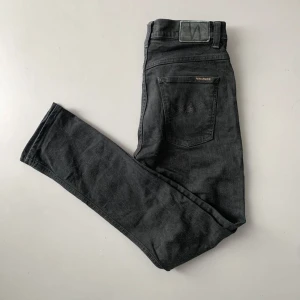 Nudie Jeans Slim - Riktigt fina Nudie Jeans slim fit. Skick 8/10 använda men inga större flaws. Modell dude dan. Skriv för fler bilder eller vid funderingar 😁🙌