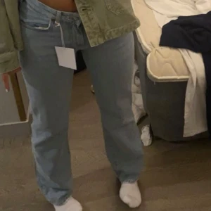 Lågmidjade jeans  - Lågmidjade raka jeans från BikBok 🩵 använda väldigt fåtal gånger så väldigt fint skick!  Midja 26 längd 32. 