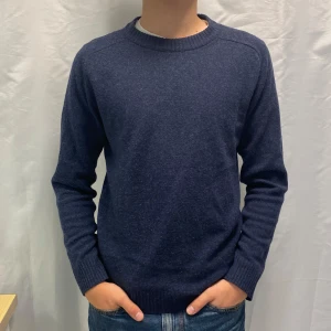 Stickad tröja - Stickad herr-tröja från Filippa K i bra skick, är i storleken s men funkar även i medium