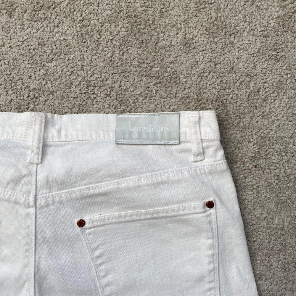 Säljer ett par Acne Studios ”Max White” Jeans | Straight fit | Size: 32/32, Passar ifall du är runt 180cm. | Skick: 9/10, helt felfria trotts att detta är en äldre modell! | Pris: 599kr | Skriv vid intresse!. Jeans & Byxor.