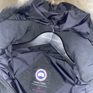 Candagoose jacka - Säljer en vinterjacka i nyskick. Den är superfin på och håller värme extremt bra. Givetvis äkta, alla märken och qr koder finns.