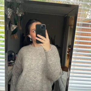 Stickad tröja - Grå stickad tröja i väkdigt bra skick:) väldigt varm och skön på vintern! 