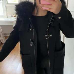 Zara jacka - Jätte fin och elegant, varm jacka från Zara. Storlek XS men passar även S. Skriv för fler bilder!