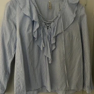 Blus blårandig topp 🪩🪩 - Super fin blus i bra skick!! 