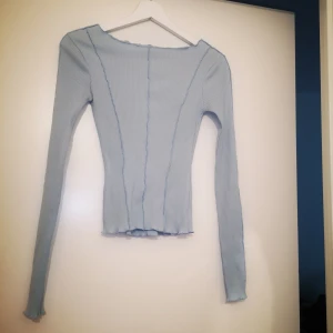 Långärmad tröja  - Jättefin baby/pastellblå tröja, endast använd 1 gång. Väldigt stretchig men tight på. Den är som ny!