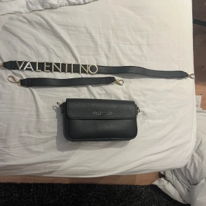 Valentino väska - Två band. Köpt på zalando för ca 1 år sedan. Ny pris 1245 kr. Säljer då jag inte gillar den längre.💕
