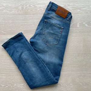 Replay jeans - Säljer dessa replay jeans | Modell grover straight/tapered fit | Dom är i bra skick och är använda men väl omhändertagna | storlek W30 L32 | hör av er vid minsta lilla fundering 