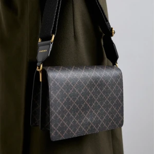 Malene Birger väska - Super fin Malene Birger väska köpt i butiken Debut för ca 2 månader sen därav priset, nypris 2995kr. Säljer då jag knte är helt nöjd! Kan möjligtvis gå ner i pris vid snabb affär!💕