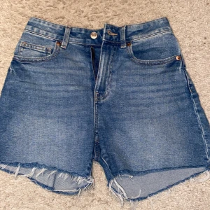 Jeans short  - Den är helt ny har knappt använt. Den är högmidjad men tips tu kan sy dem till lågmidjade. Tajt runt midjan.