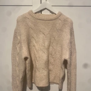 Stickad tröja  - Säljer stickad tröja från Gina young för den har aldrig kommit till användning. Har använt den max en gång