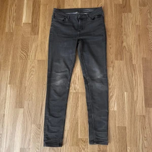 Svarta skinny jeans - Säljer ett par svarta skinny jeans i bra skick. De är tighta och har en klassisk femficksdesign med knapp och dragkedja fram. Dock så kommer jag inte på vart jag köpte de ifrån eller vilken storlek men gissar på Lager 157 i storlek M-L