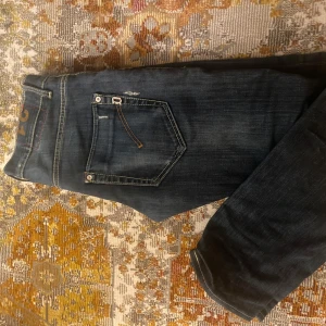 Dondup jeans - Ett par dondup jeans i nyskick inga defekter sitter perfekt för dig som är ca 180 säljer för ett absolut rimligt pris på tal om hur bra kvallen är! Hör av er vid minsta lilla fundering!