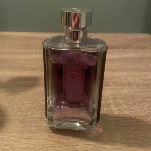 Prada parfym - 100ml flaska men finns ungefär 80-90 ml kvar. Köpt på flygplatsen Arlanda. Kan skicka fler bilder om efterfrågas. Pris kan diskuteras