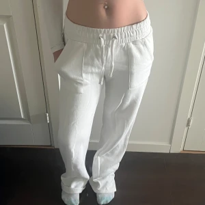 Vita raka mjukisar - Säljer mina mjukisar från Lager157 med fickor bak och fram! Storlek S och är nästan för långa för mig som är 164cm lång!