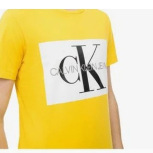 Calvin Klein Jeans gul t-shirt, storlek XS - XS| Gul| Calvin Klein| Oanvänt Gul t-shirt med Calvin Klein Jeans-logotypen på framsidan. T-shirten har en rak passform och är tillverkad i en mjuk och bekväm bomullsjersey.helt nytt