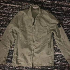 Stone island overshirt  - Fet stone island overshirt i storlek s! Perfekt till höst samt lager på lager!