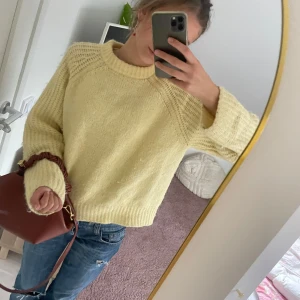 Gul stickad tröja  - Säljer denna då fina ljus gula stickad tröja i storlek s från Zara, pris går att diskutera