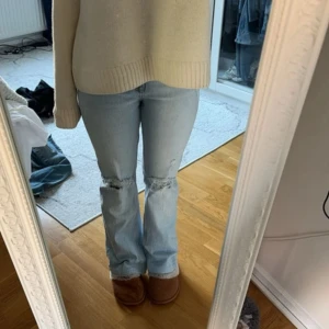 jeans med hål zara - jättesnygga ljusblåa jeans ifrån zara med hål, säljer pågrund av att dom är för små  OBS HÖGMIDJADE 🤎