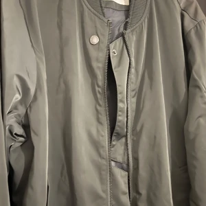 Jacka - Cheesecake monday jacket i grön färg, alldrig använd. 