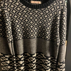 Tukuno shima sweater - Tukuno shima vickad tröja | jul tema | aldrig använd | sweater | svart och vit | billiga priser| KOLLA MIN PROFIL BÄSTA DEALS | 💯💯💯💵💵🤑🤑