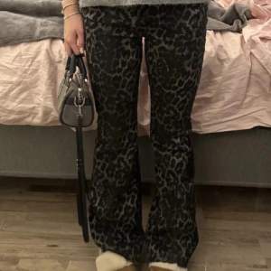 Leopard jeans från calzedonia i storlek M. Vill helst byta till ett par i S då dessa är lite långa. 