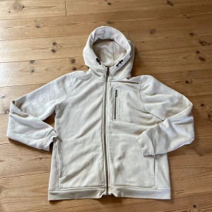 Sail racing hoodie - En sail racing hoodie|beige|storlek 160cm men passar bra för om man är 155cm-165cm lång|skick 9/10 inga defekter men lite använd| annars så ser man inte att den är använd|