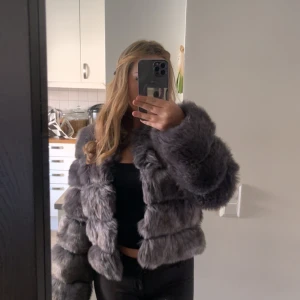 Chelsea jacka  - Säljer en Chelsea jacka, använd 2 gnr, det är skinn mellan pälsen, färgen är grå lila, storlek M men passar bra som S. Pris kan diskuteras