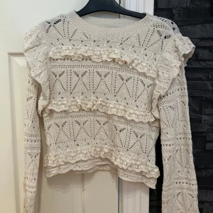 Stickad topp - Stickad topp från zara. I nyskick, aldrig använd.