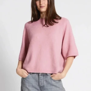 Stickad tröja - Säljer denna trendiga stickade tröja med kortare ärmar! Använd 2-3 gånger! Skriv gärna för fler bilder🩷😊