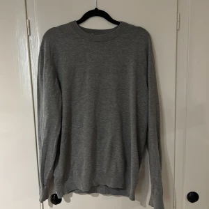 Stickad tröja - Grå stickad tröja ifrån Hm. Skick 10/10. Storlek M. Skriv för fler bilder eller andra frågor!