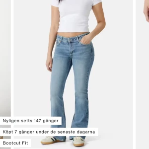 Lågmidjade jeans - Lågmidjade jeans från Junkyard. Snygga fickor. Säljer då de inte kommit till användning. Skriv för fler bilder.