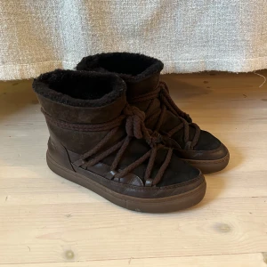 Inuikiis - Säljer mina jättefina inuikiis. De är använda förra vintern och har tyvärr rivits upp lite på ena skon (sista bilden) annars är de i bra skick ❤️