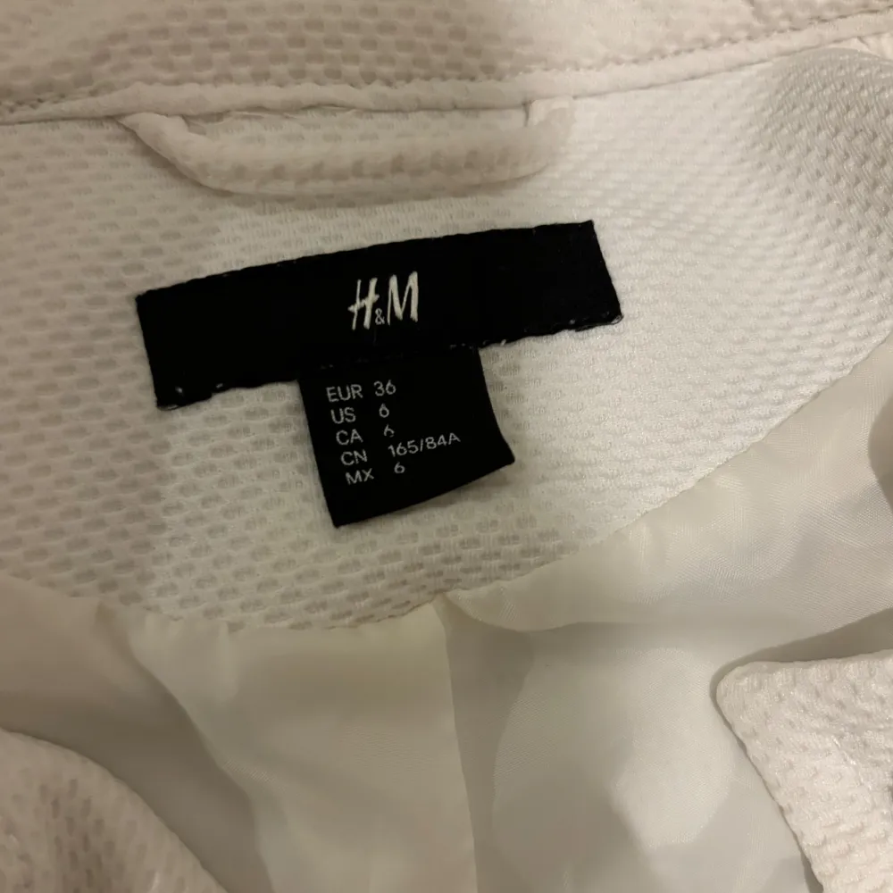 Säljer jackan från H&M i storlek 36. Den är ganska oanvänd . Jackor.