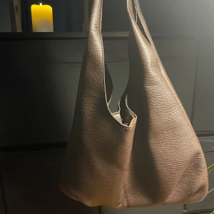  väska - Fin brun väska som är använd några fåtal gånger, den är rymlig och passar alla tillfällen 