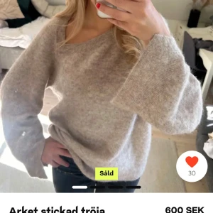 Arket stickad tröja - Använda bilder ifrån gamla säljare! Säljer tröjan då den inte kom till användning, den är i super skick i alpackaull och säljer för 550💞