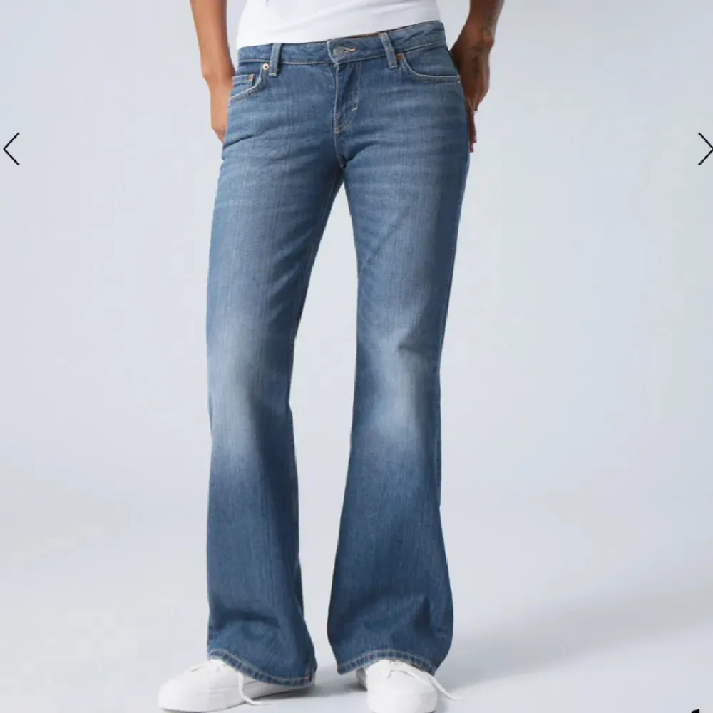 Säljer ett par snygga blå bootcut jeans i klassisk stil. De är lågmidjade och har en bekväm passform med en lätt utsvängda, helt nya med prislapp kvar (för små). Jeans & Byxor.